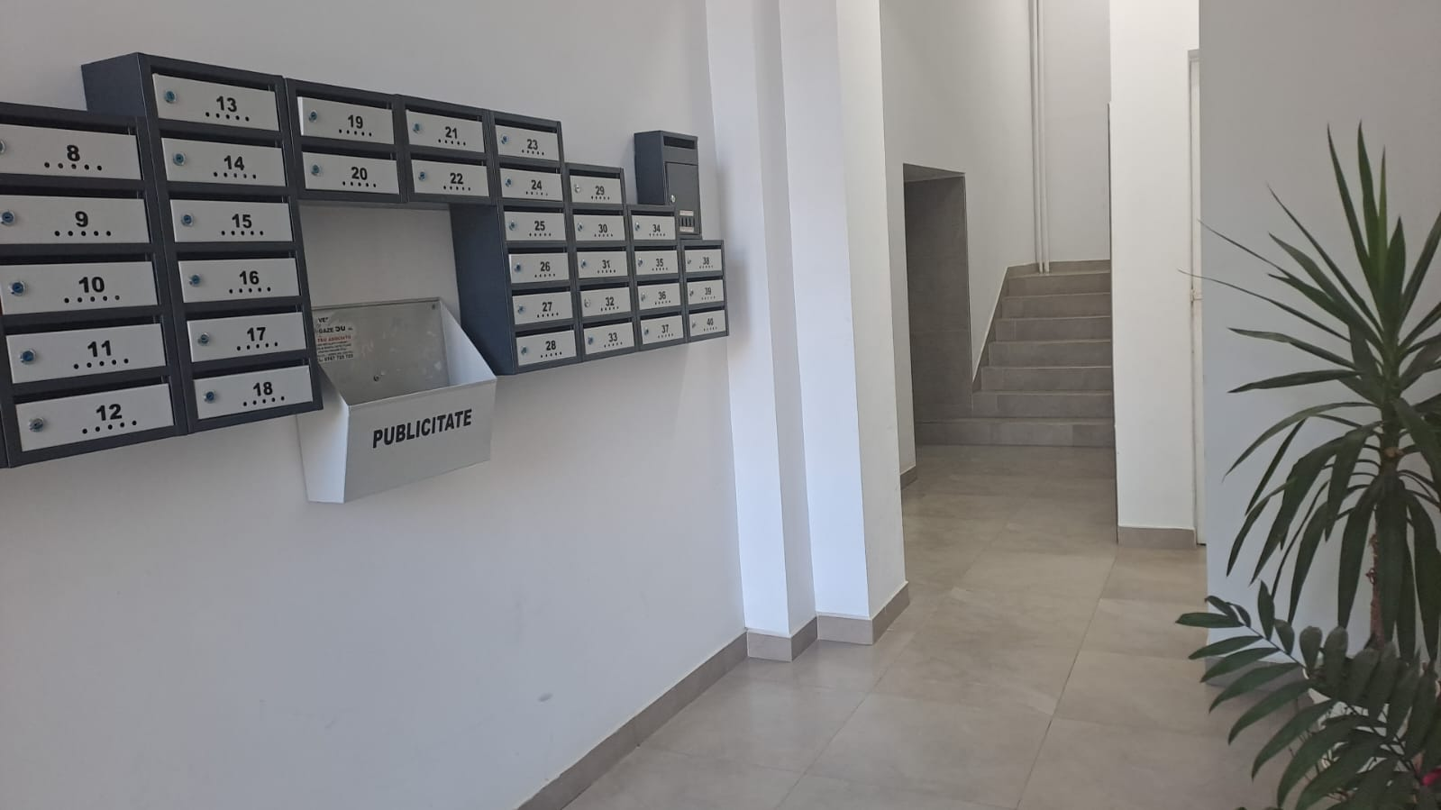 Hol de bloc curat cu cutii poștale în Constanța